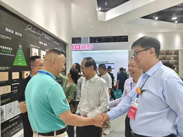 直击门博会 | 巴堡丽木门展馆首日人气爆棚，精彩还在继续……
